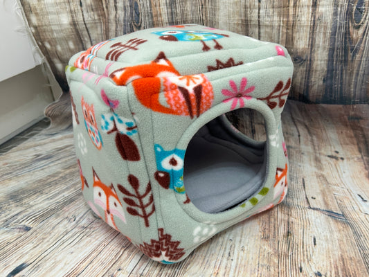 Sage Woodlands Fleece Guinea Pig Cube / Light Grey  + Pad