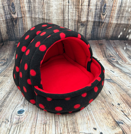Black With Red Spots Fleece Piggie Cave / Red + Pad