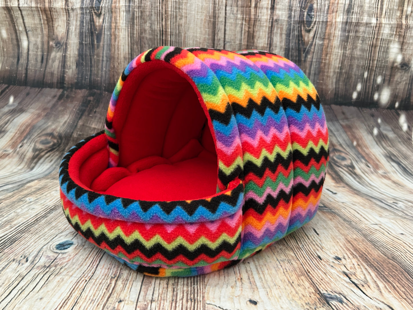 Zigzag Fleece Piggie Cave / Red + Pad