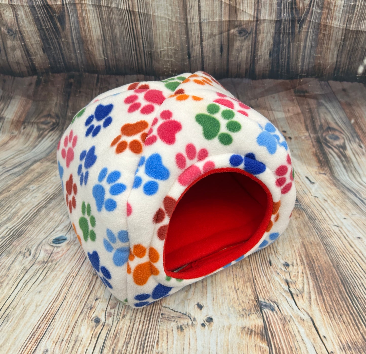 White Multi Paws Fleece Piggie Pyramid / Red + Pad