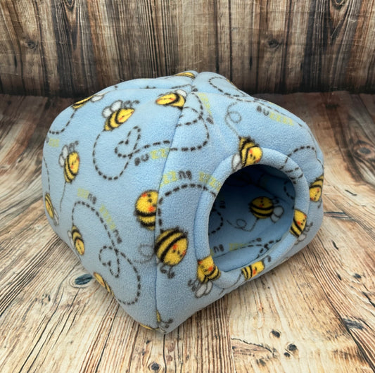 Bee Fleece Piggie Pyramid / Baby Blue + Pad