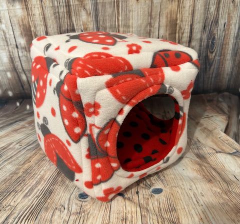 Ladybird Fleece Guinea Pig Cube / Spots + Pad